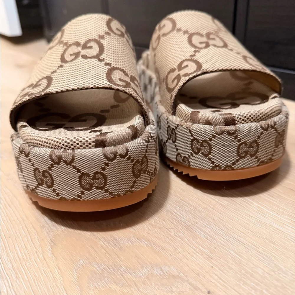 Gucci Beige Canvas GG Platform Slide Sandals - Picture 2 of 4